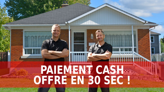 Photo de moi et mon frère devant une maison